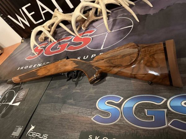 WBY MKV DLX 7MM WBY 26 GLOSS AA WALNUT — Serial # WY224924